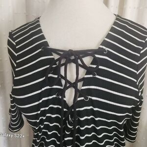 F05 American Eagle Outfitters black n white t-shirt
